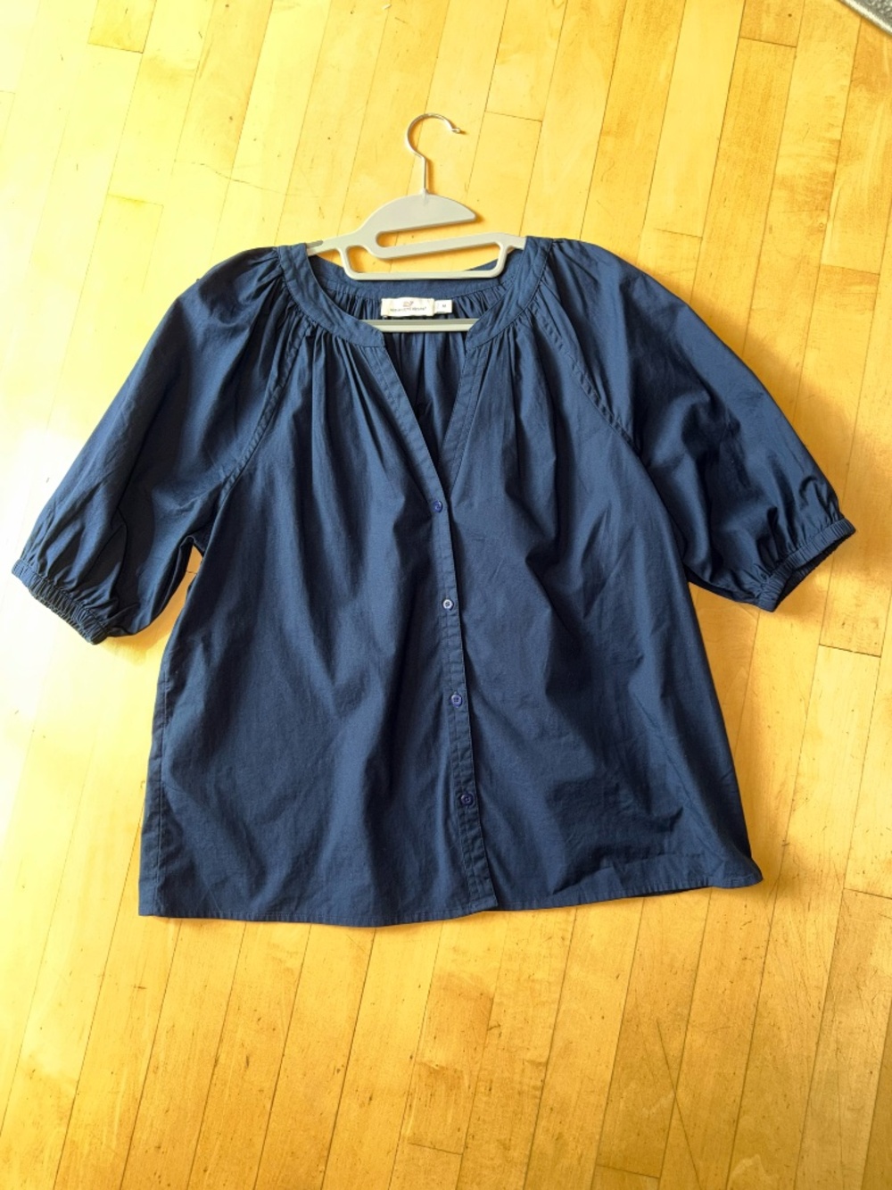 Vineyard Vines Navy Poplin V button top, M, CB2759 - Picture 2 of 3